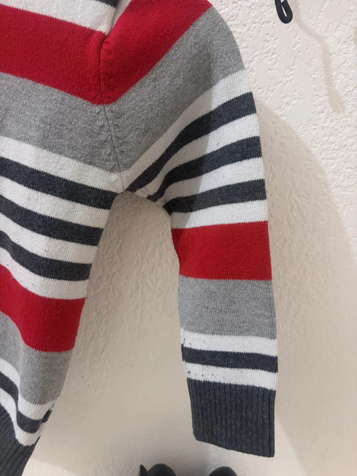 Suéter de Malha Listrado Vermelho, Cinza e Branco – Calor e Estilo Clássico – Tamanho 24 Meses (86 cm) – photo 5